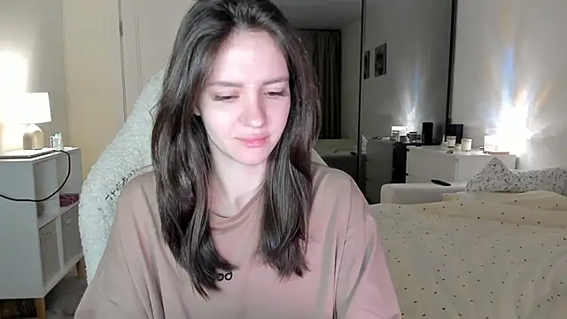 Snapshot of Sonia_moon_ chatting on 10/21/25, 02:45 Sonia moon  online show from 10/21/25, 02:45