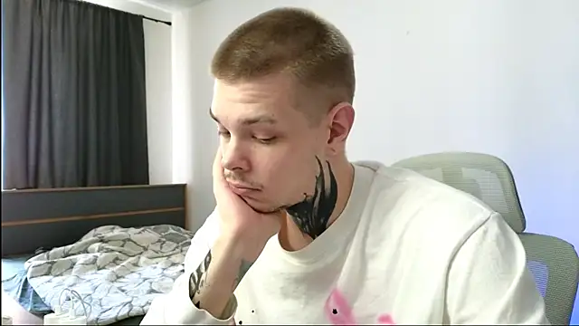 Snapshot of DENIS_HERE chatting on 05/21/26, 10:44 DENIS HERE online show from 05/21/26, 10:44