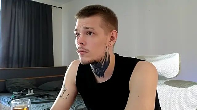 Snapshot of DENIS_HERE chatting on 06/06/26, 04:17 DENIS HERE online show from 06/06/26, 04:17