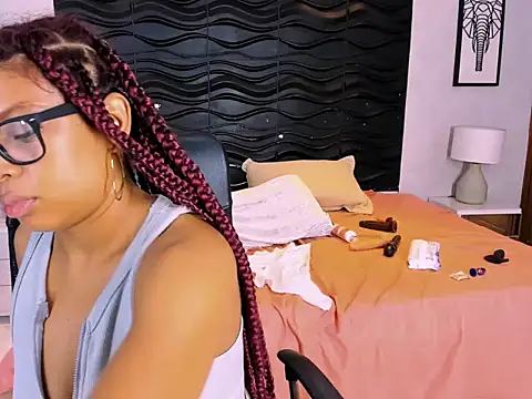 Snapshot of Naomi_Tylers chatting on 10/26/25, 02:17 Naomi Tylers online show from 10/26/25, 02:17