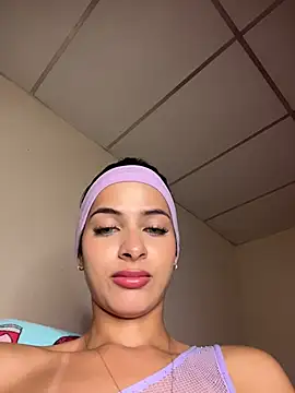 Snapshot of violetta-brown1 chatting on 03/05/26, 03:02 violetta-brown1 online show from 03/05/26, 03:02