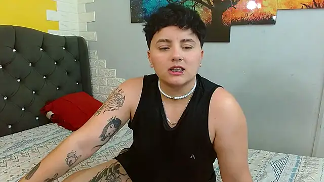 Snapshot of isabeautyx19 chatting on 10/18/25, 02:14 isabeautyx19 online show from 10/18/25, 02:14