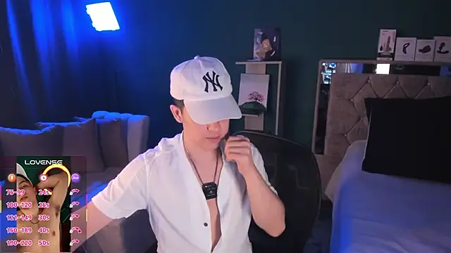 Snapshot of Brat_ chatting on 09/19/25, 07:03 Brat online show from 09/19/25, 07:03