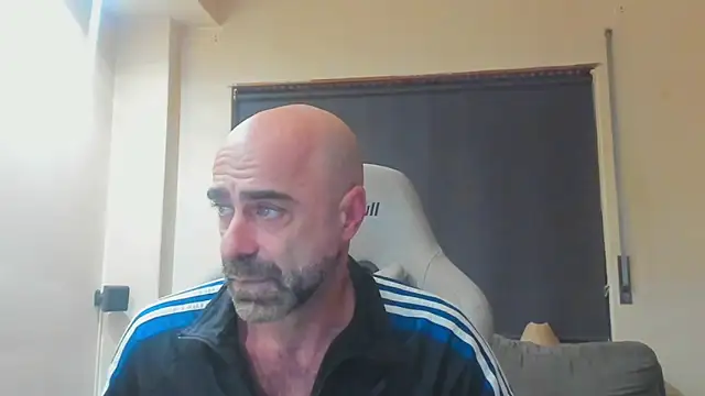 Snapshot of Bicopflirt chatting on 10/31/25, 03:57 Bicopflirt online show from 10/31/25, 03:57