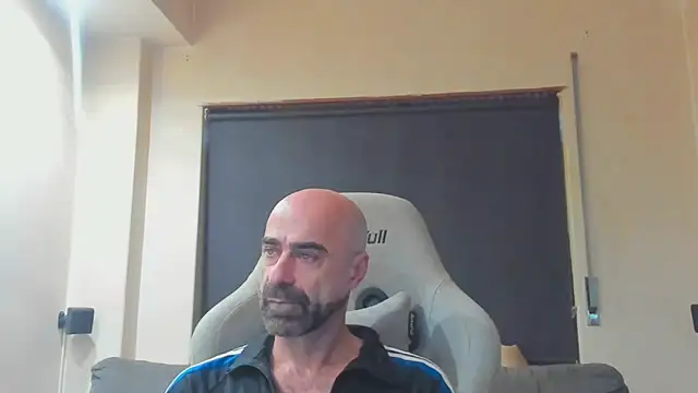 Snapshot of Bicopflirt chatting on 11/25/25, 04:29 Bicopflirt online show from 11/25/25, 04:29