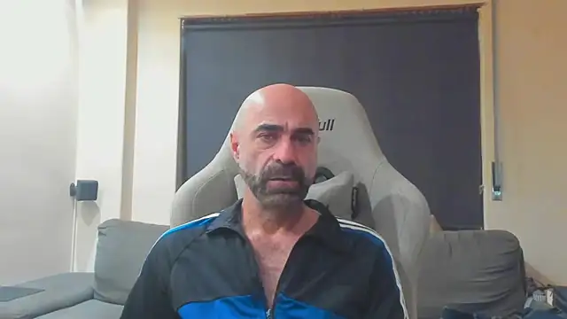 Snapshot of Bicopflirt chatting on 11/27/25, 04:31 Bicopflirt online show from 11/27/25, 04:31