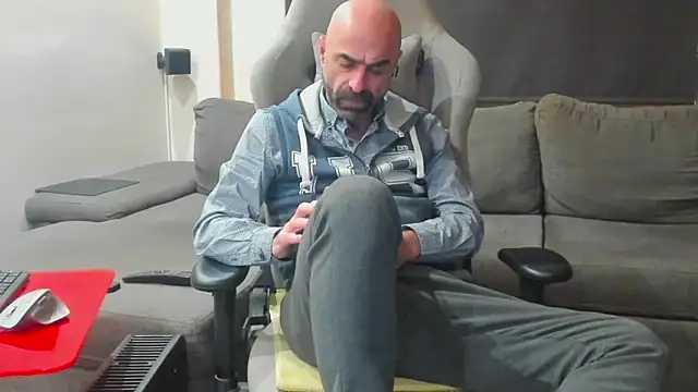 Snapshot of Bicopflirt chatting on 01/13/26, 02:28 Bicopflirt online show from 01/13/26, 02:28