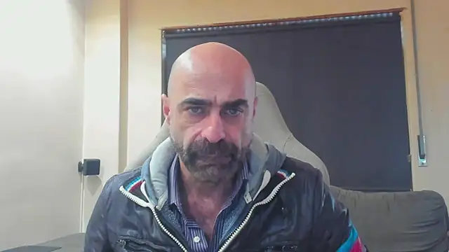 Snapshot of Bicopflirt chatting on 02/05/26, 02:11 Bicopflirt online show from 02/05/26, 02:11