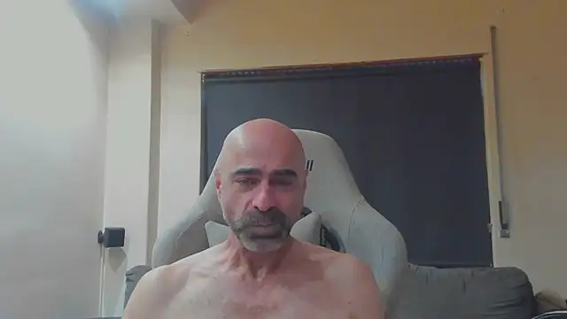 Snapshot of Bicopflirt chatting on 06/11/26, 07:01 Bicopflirt online show from 06/11/26, 07:01