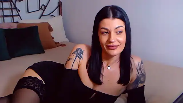 Snapshot of YvonneEverlee chatting on 02/11/25, 11:54 YvonneEverlee online show from 02/11/25, 11:54