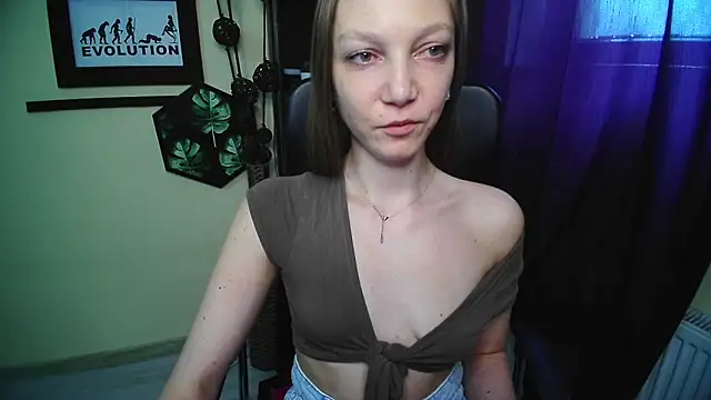 Snapshot of EmillyPlay chatting on 05/19/26, 12:44 EmillyPlay online show from 05/19/26, 12:44