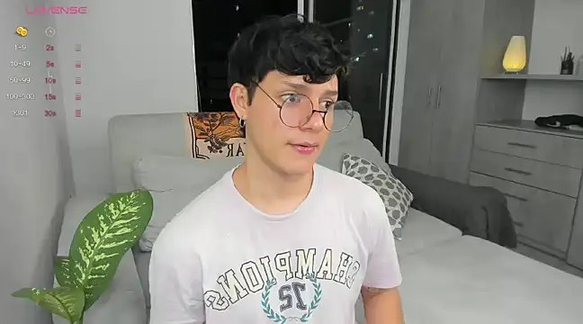 Snapshot of Alexxblue chatting on 12/22/24, 11:20 Alexxblue online show from 12/22/24, 11:20