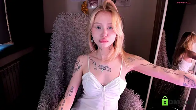 Snapshot of MalenaErnman chatting on 02/09/25, 10:42 MalenaErnman online show from 02/09/25, 10:42