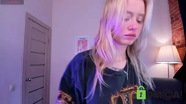 Snapshot of MalenaErnman chatting on 02/20/25, 01:19 MalenaErnman online show from 02/20/25, 01:19