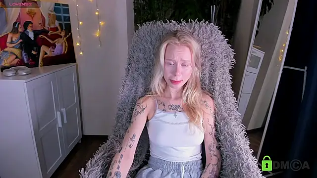 Snapshot of MalenaErnman chatting on 02/27/25, 10:37 MalenaErnman online show from 02/27/25, 10:37