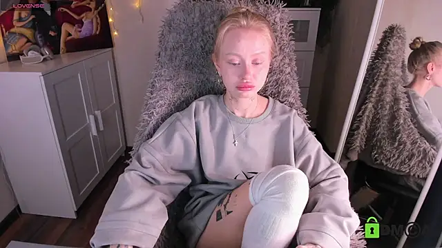 Snapshot of MalenaErnman chatting on 03/07/25, 10:35 MalenaErnman online show from 03/07/25, 10:35