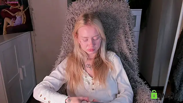 Snapshot of MalenaErnman chatting on 10/04/25, 10:35 MalenaErnman online show from 10/04/25, 10:35