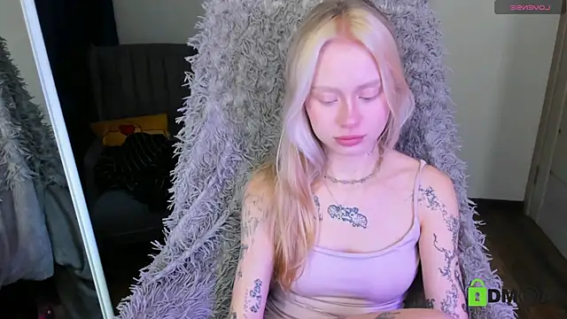 Snapshot of MalenaErnman chatting on 10/16/25, 07:31 MalenaErnman online show from 10/16/25, 07:31