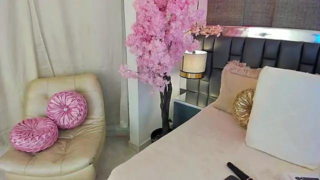 IsseyMz online show from 03/17/25, 05:12