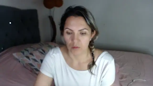 Snapshot of Chantal_hott chatting on 04/28/26, 02:27 Chantal hott online show from 04/28/26, 02:27