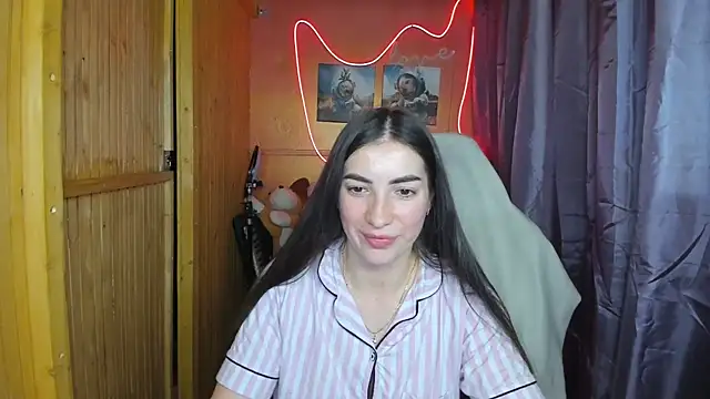 Snapshot of Fiery_Brunette_ chatting on 02/19/25, 06:43 Fiery Brunette online show from 02/19/25, 06:43