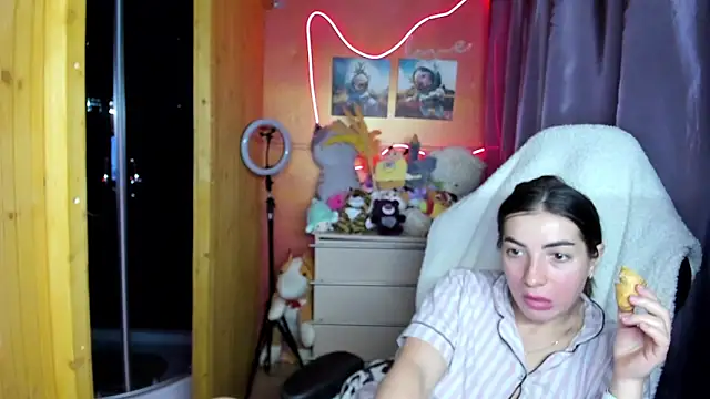 Fiery Brunette  online show from 03/22/26, 05:00