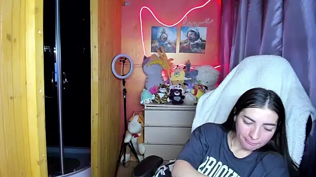 Fiery Brunette  online show from 03/27/26, 08:26