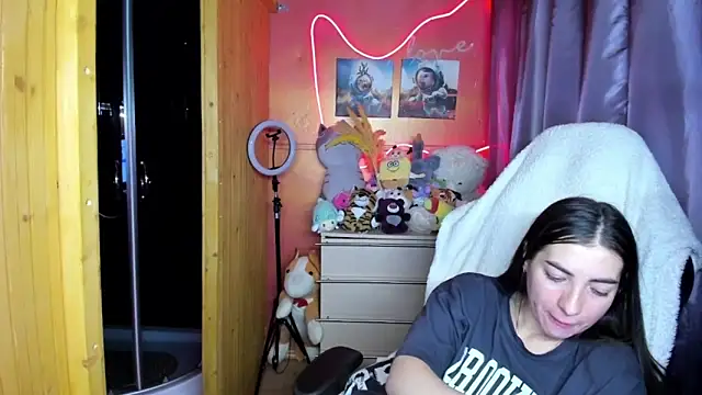 Fiery Brunette  online show from 03/28/26, 08:14