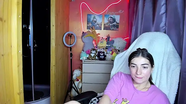 Fiery Brunette  online show from 04/09/26, 06:19