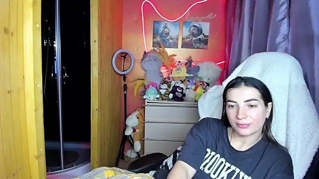 Fiery Brunette  online show from 04/18/26, 01:26