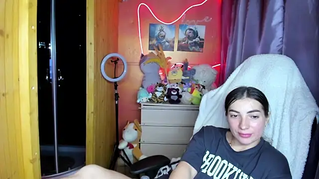 Fiery Brunette  online show from 06/18/26, 12:31