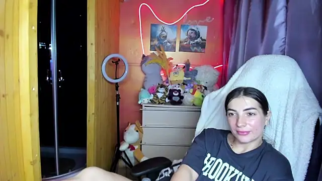 Fiery Brunette  online show from 06/19/26, 03:44