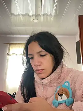 Snapshot of hannahb-e chatting on 07/19/26, 04:22 hannahb-e online show from 07/19/26, 04:22