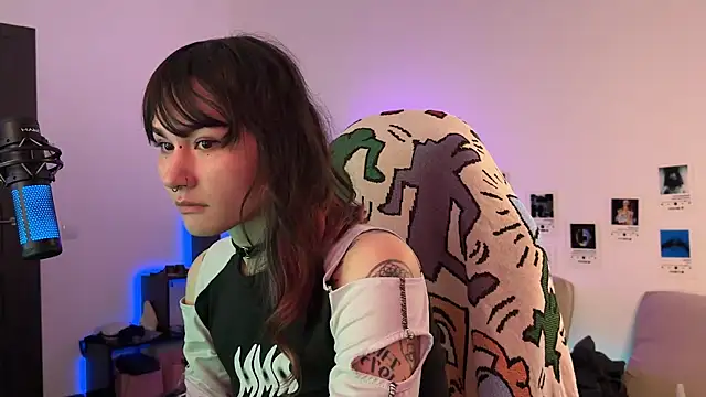 Snapshot of deadlysweet chatting on 05/22/26, 05:03 deadlysweet online show from 05/22/26, 05:03