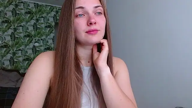 Snapshot of Olivia_shine chatting on 09/18/25, 04:25 Olivia shine online show from 09/18/25, 04:25