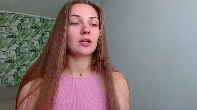 Snapshot of Olivia_shine chatting on 09/24/25, 04:27 Olivia shine online show from 09/24/25, 04:27