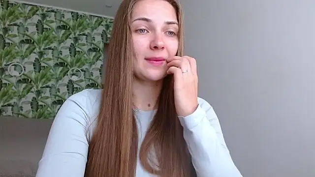 Snapshot of Olivia_shine chatting on 09/27/25, 04:28 Olivia shine online show from 09/27/25, 04:28