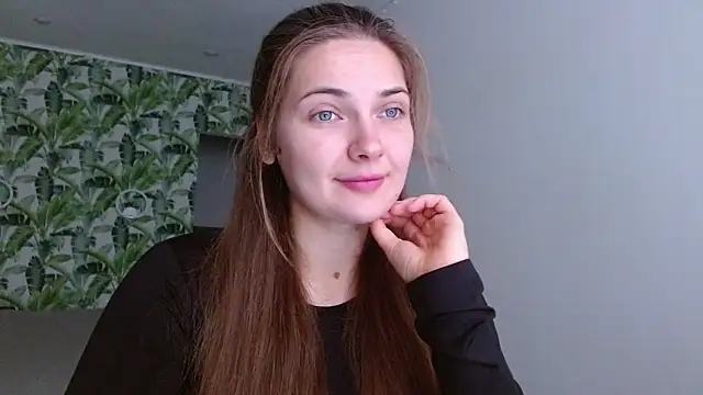 Snapshot of Olivia_shine chatting on 10/18/25, 04:26 Olivia shine online show from 10/18/25, 04:26