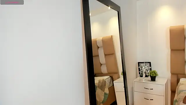 victoria mooree online show from 12/21/25, 12:12