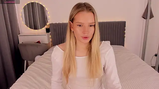 Snapshot of CassieRayss chatting on 05/18/26, 12:11 CassieRayss online show from 05/18/26, 12:11