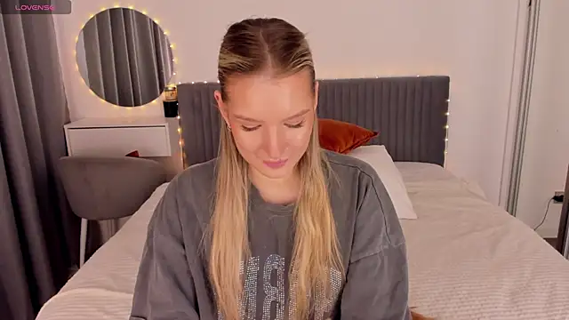 Snapshot of CassieRayss chatting on 05/19/26, 12:00 CassieRayss online show from 05/19/26, 12:00