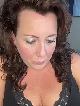 Snapshot of xsexycurvymilf chatting on 12/13/24, 12:06 xsexycurvymilf online show from 12/13/24, 12:06