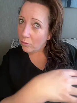 Snapshot of xsexycurvymilf chatting on 02/05/25, 09:57 xsexycurvymilf online show from 02/05/25, 09:57