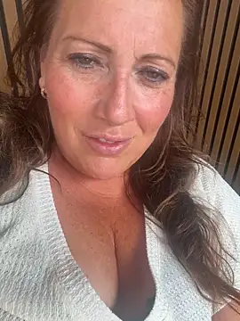 Snapshot of xsexycurvymilf chatting on 06/17/26, 02:07 xsexycurvymilf online show from 06/17/26, 02:07