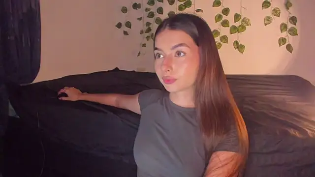 Snapshot of Coralinee_01 chatting on 12/27/24, 12:29 Coralinee 01 online show from 12/27/24, 12:29