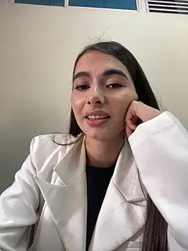 Snapshot of Coralinee_01 chatting on 11/13/25, 05:23 Coralinee 01 online show from 11/13/25, 05:23