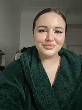 Snapshot of leila_beayte_ chatting on 12/15/24, 07:53 leila beayte online show from 12/15/24, 07:53