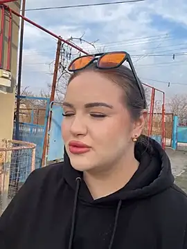 Snapshot of leila_beayte_ chatting on 03/22/25, 02:14 leila beayte online show from 03/22/25, 02:14