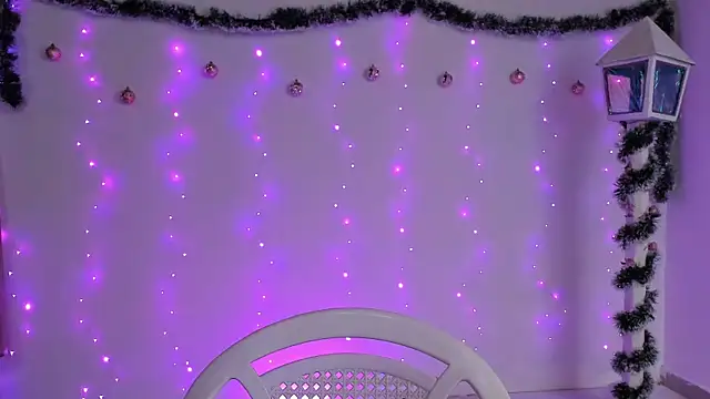 Snapshot of cute_roxana_ chatting on 12/28/24, 10:23 cute roxana online show from 12/28/24, 10:23