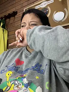 Snapshot of dannarossy_ chatting on 10/17/25, 05:10 dannarossy  online show from 10/17/25, 05:10